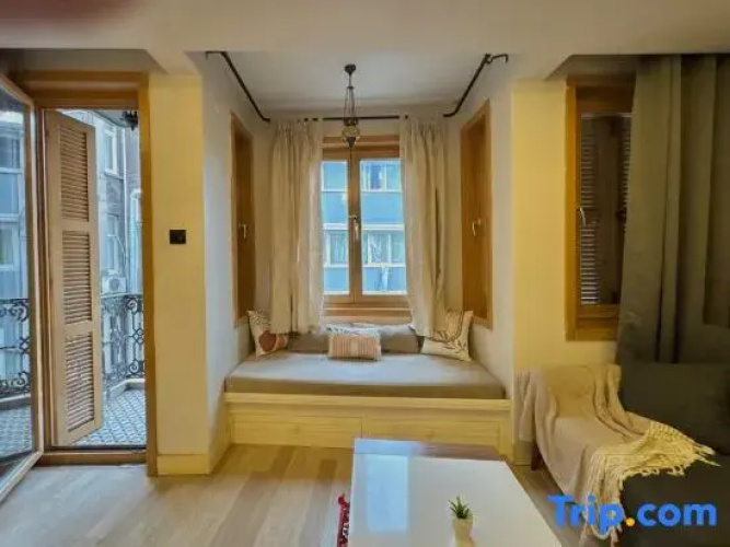 Taksim Square—1BR Deluxe Suite 03