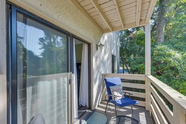 1 Mi to Beach, Pool Access: Hilton Head Island Gem