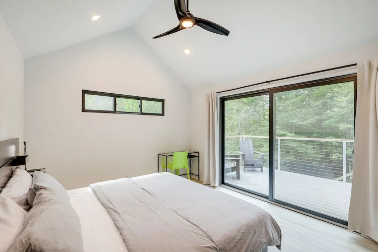 Brevard Retreat: Fireplace, Deck & Screened Porch!