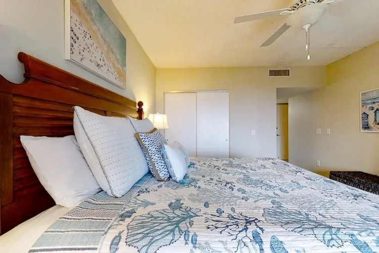 Beachfront Condo With Beach Access, Balcony, AC, Pool & Tennis