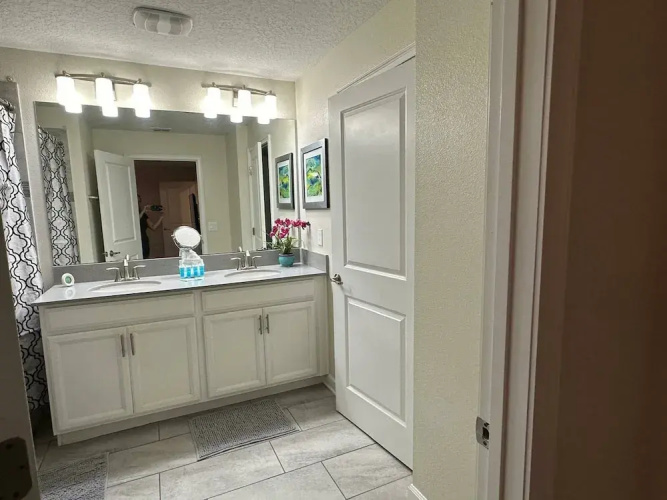 Gorgeous 4 BR With Pool and Lake View