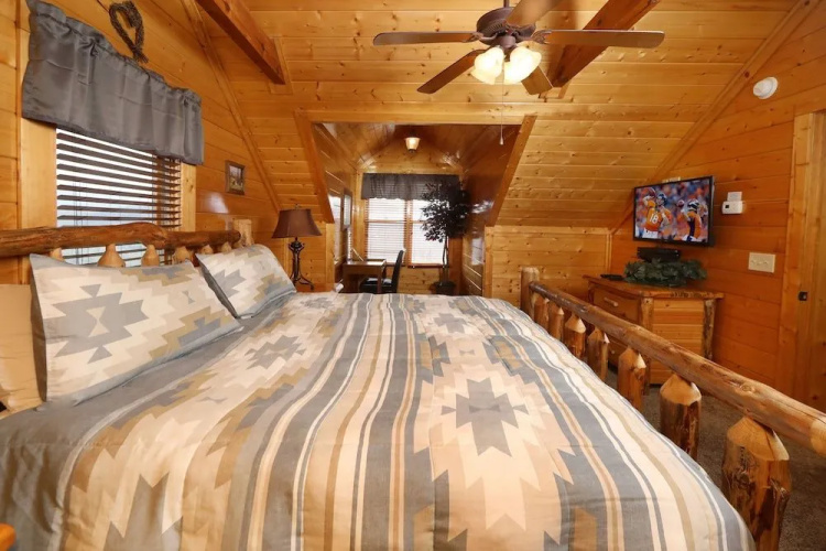 Ridgetop Theatre Lodge - Six Bedroom Cabin