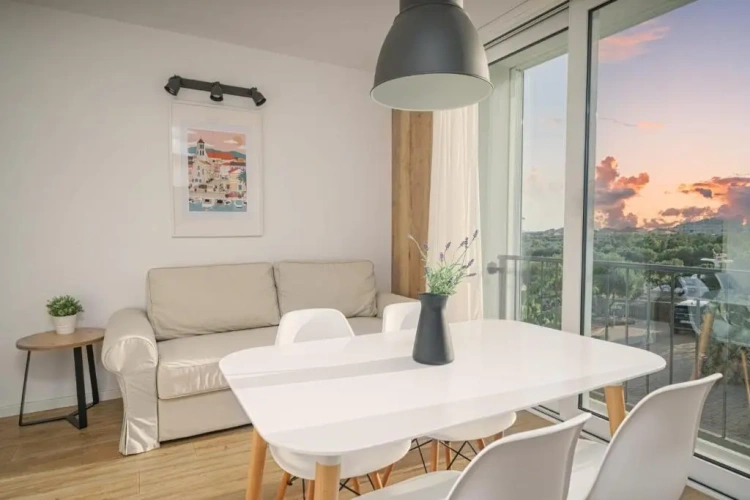 2 Bedrooms Apartment