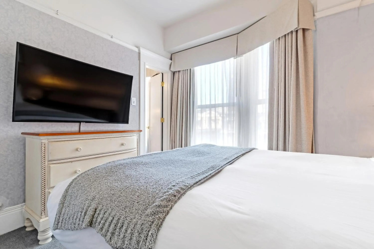 Cornell Hotel de France