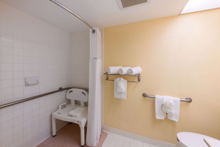 Ramada by Wyndham Kissimmee Gateway photo 9