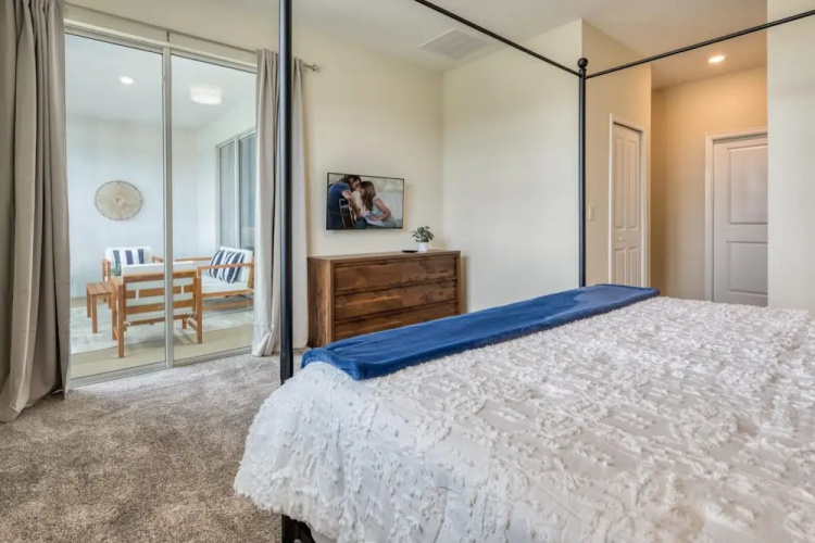 Modern Cozy Condo - Mickey Frozen Bedrooms