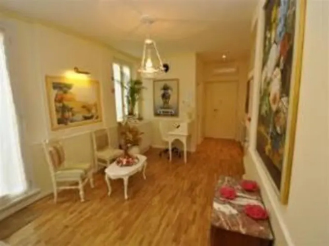 Rose in Rome Suites