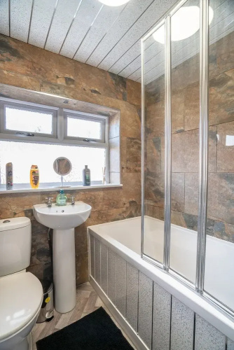 Cozy 3 Bed Apartment - Parking