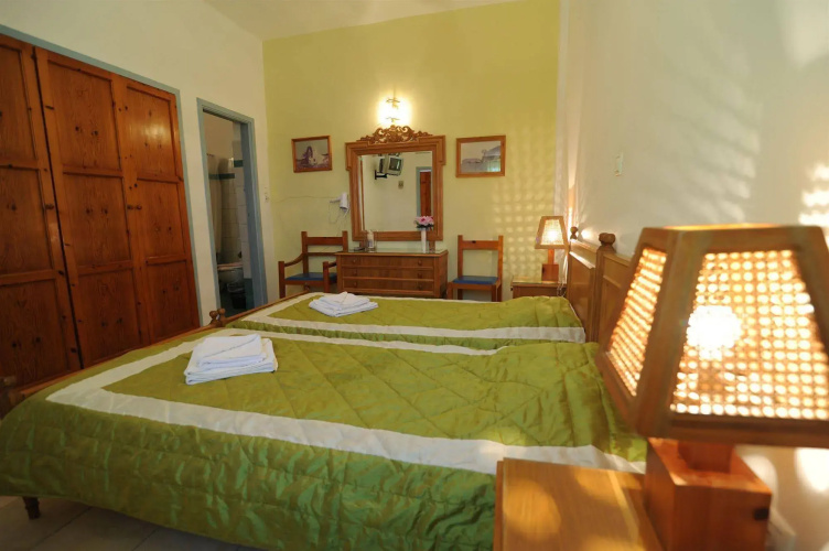 Akrotiri Hotel