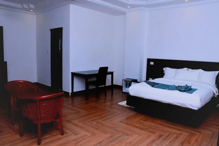 yellow apple hotel