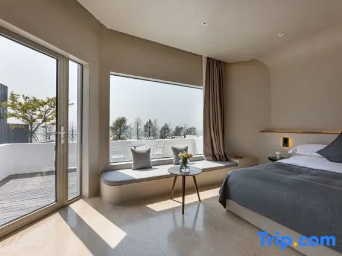 Standard Family room with lake view
