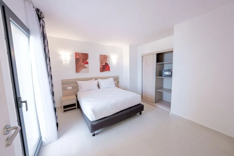 1 Bedroom Business room
