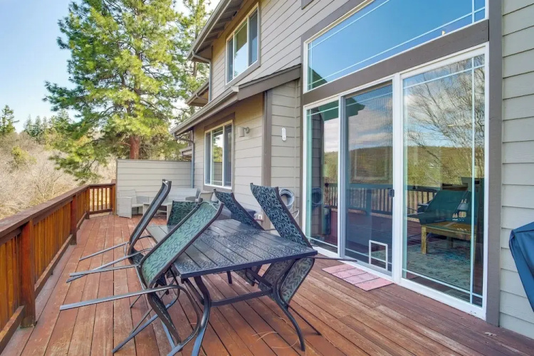Klamath Falls Getaway w/ Pool & Hot Tub Access!