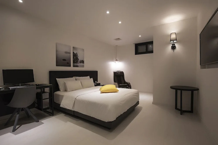 Yellow 8 Hotel