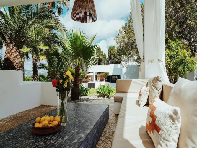 Luxurious Villa With Bright Terrace