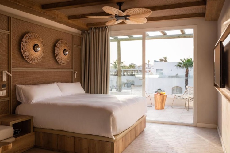 Double room with pool view