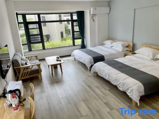 Standard Twin room with garden view