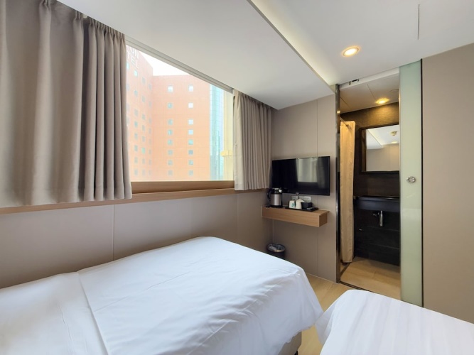 Classic Twin room with city view