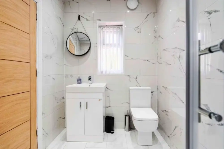Modern 3BR Manchester Stay With Parking Wifi