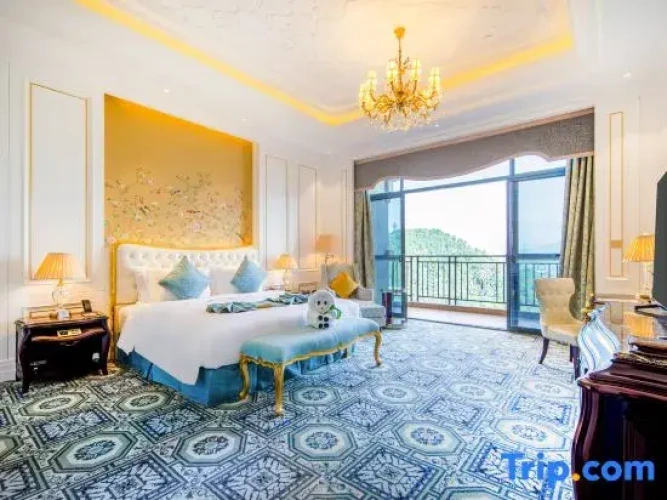 Deluxe Suite with mountain view