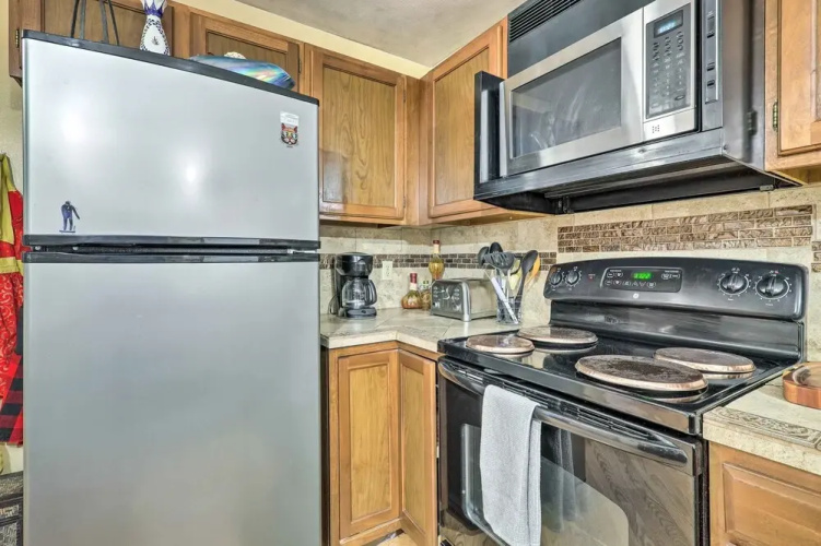 Rustic Condo w/ Deck < 1 Mi to Angel Fire Resort!