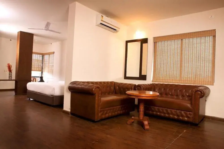Collection O 50126 Hotel Sk Elegance