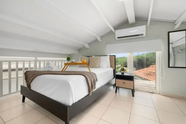 Newly Renovated Queen Bed Studio Loft Palmbeach