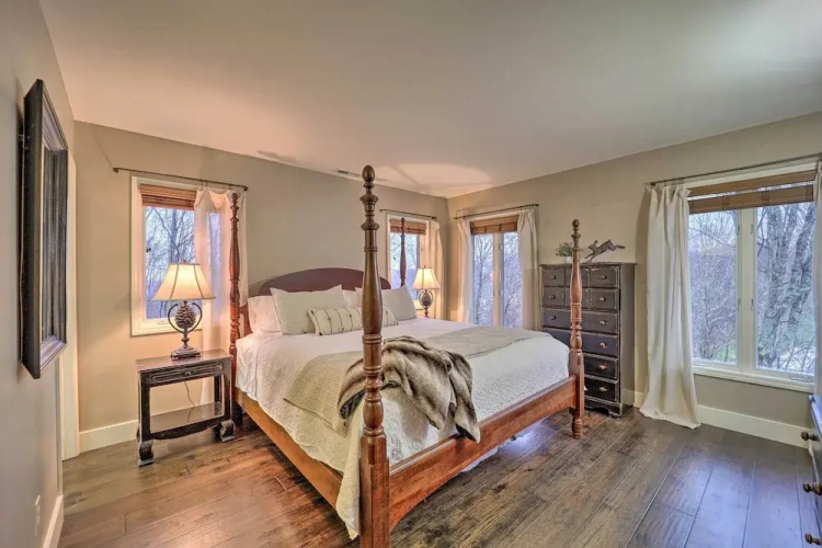 2 Mi to Slopes: Luxe Beech Mtn Cabin w/ Hot Tub