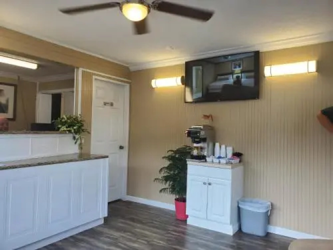Colonial House Motel