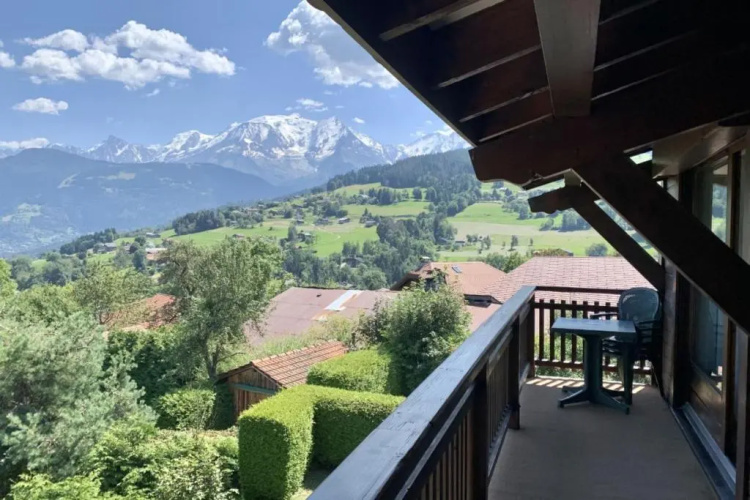 Beautiful apartment with BALCONY and GREAT view !