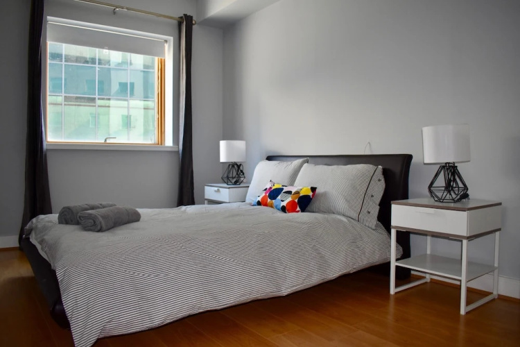 Central 2 Bedroom Flat With Balcony Views