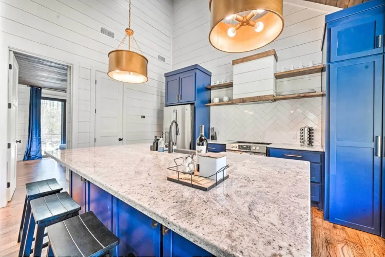 Private Hot Tub, Outdoor Fireplace: Broken Bow Gem