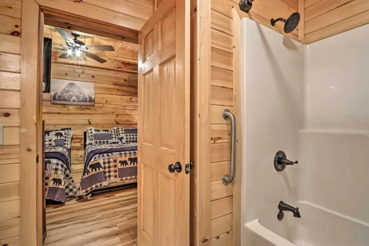 'star Lite' Cabin: Hot Tub, Deck & Pool Table