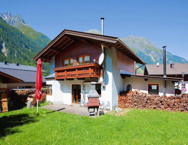 6 Bedrooms Classic Cottage