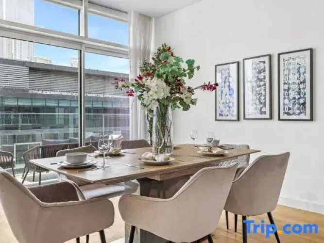 Stylish 2BR + M | Pool with Burj Khalifa Views
