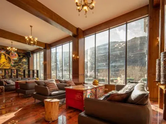 Far Mountain Dream Hotel