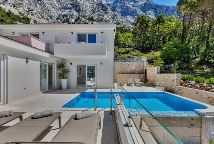 5 Bedrooms Villa