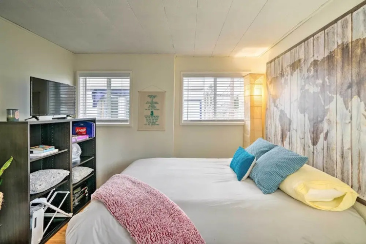 Portland Floating Home Getaway w/ Sauna!