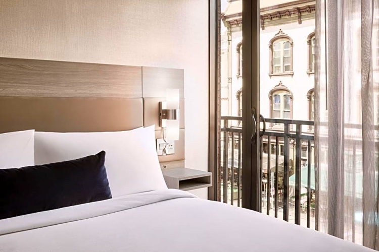 Standard room with balcony and with street view