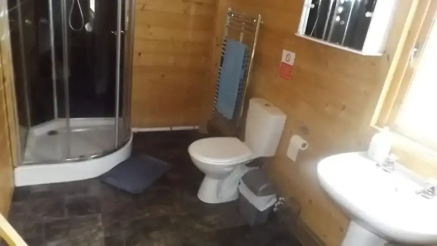 Spacious 3 Bedroom Cabin at Avonvale Holiday Lodge