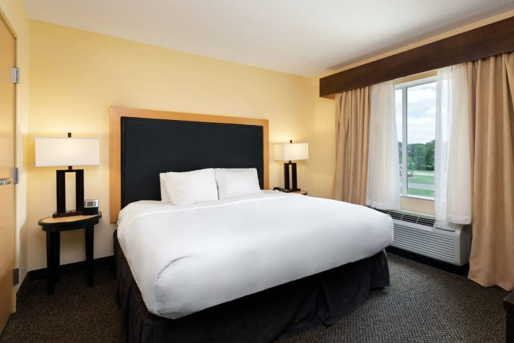 DoubleTree by Hilton Hotel Savannah Airport