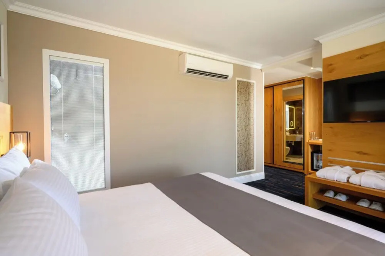 Oaks Hotel