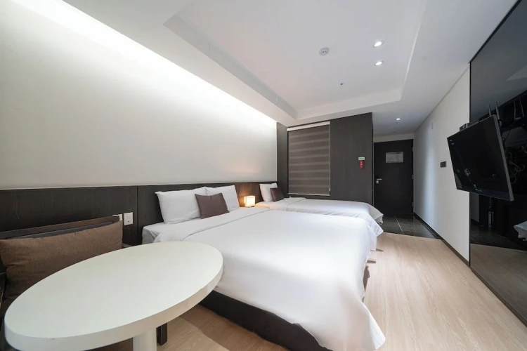 Deluxe Quadruple Family room