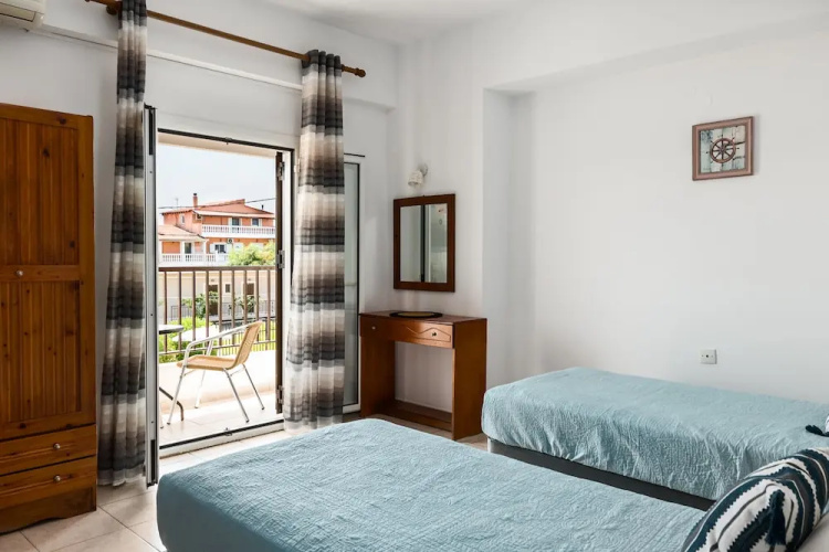Dora Pool Studios by Konnect, 150m from the Beach