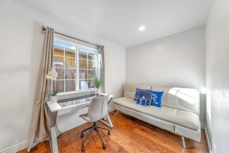 Fully Updated 3 BDR Seaside Home Minutes to Beach!