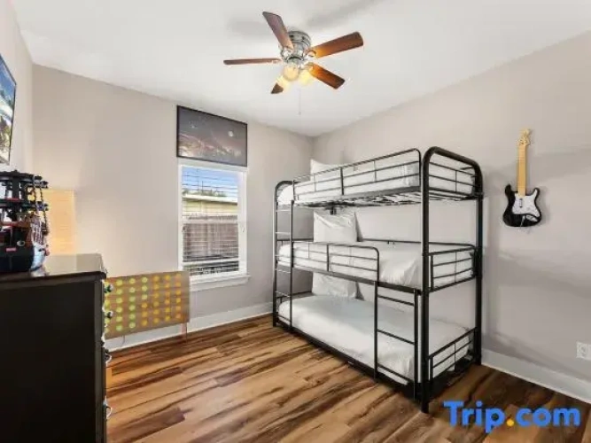 4 Bedrooms Apartment