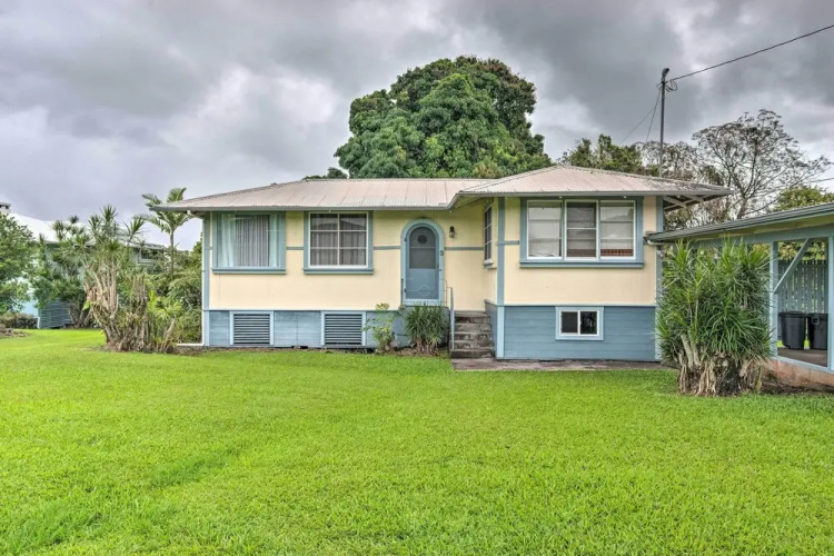 Hilo Home Base - 3 Miles to State Park & Beach!