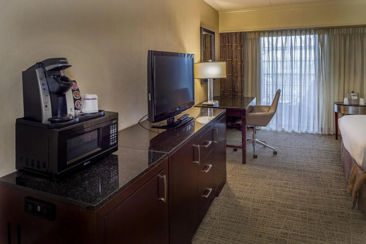 Crowne Plaza St. Louis Airport photo 36