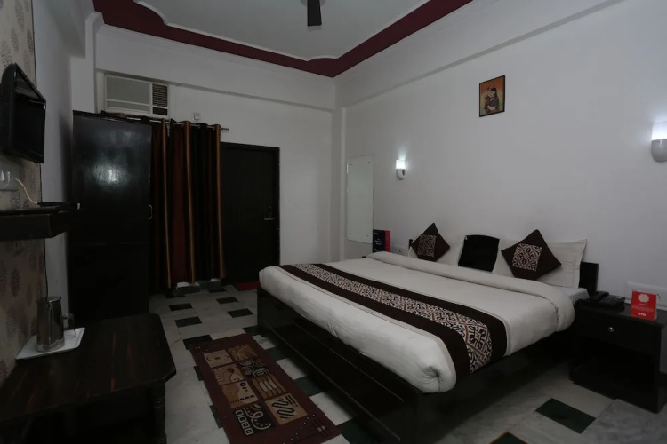 OYO 11539 Hotel Priya