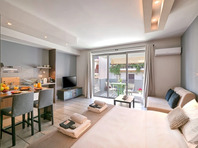 Deluxe Triple room with city view